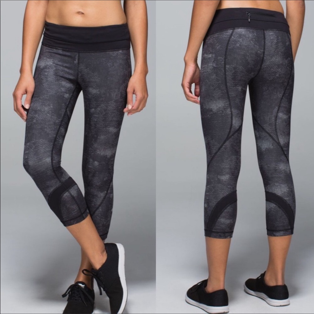 Lululemon Leggings Crop Sequin Snake- Size 6